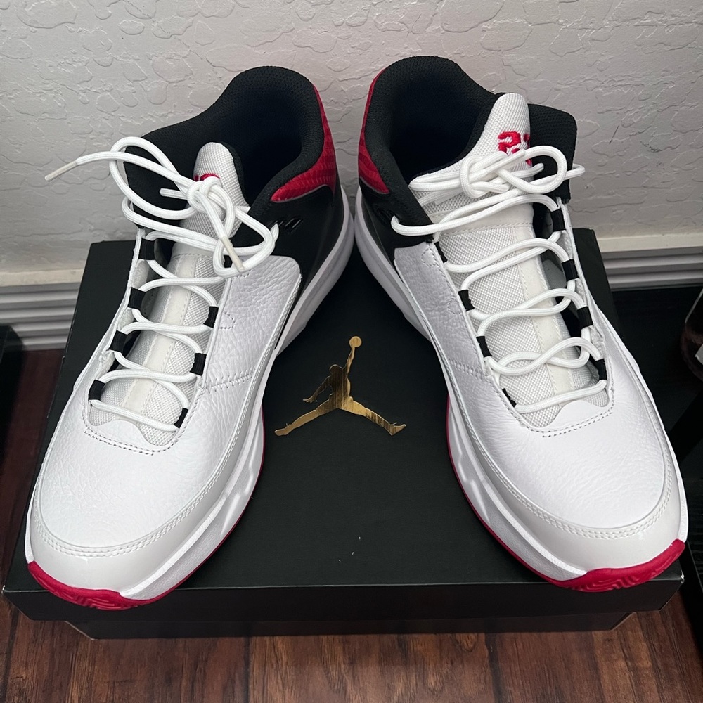 Nike Jordan Max Aura 3
Men's Shoes NIB Heat On The Street